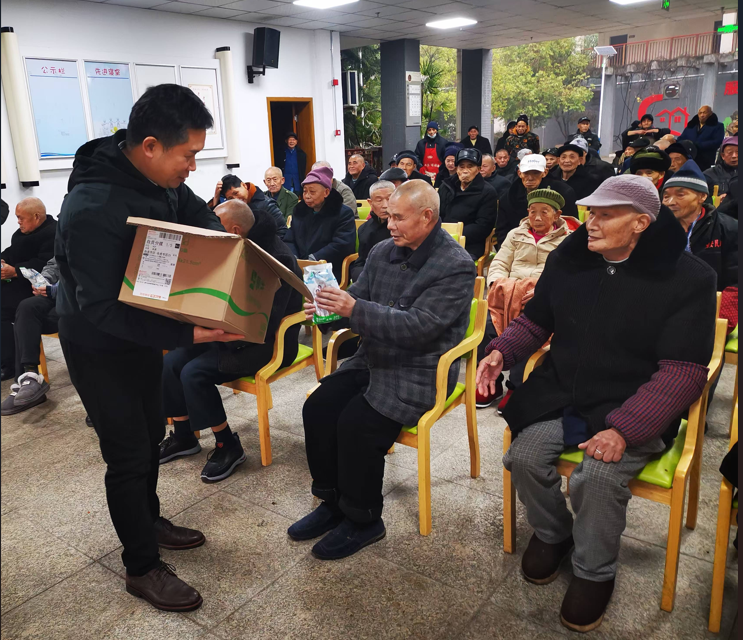 2025综合协调课代表公司给老人们拜年